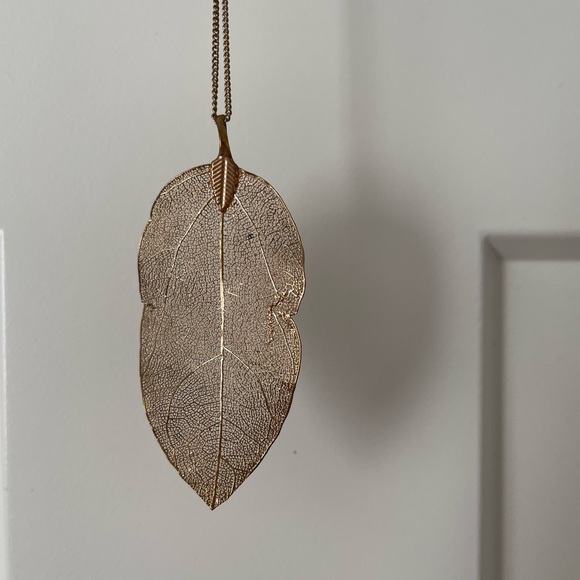 Delicate Gold Leaf Pendant Necklace - Picture 4 of 5